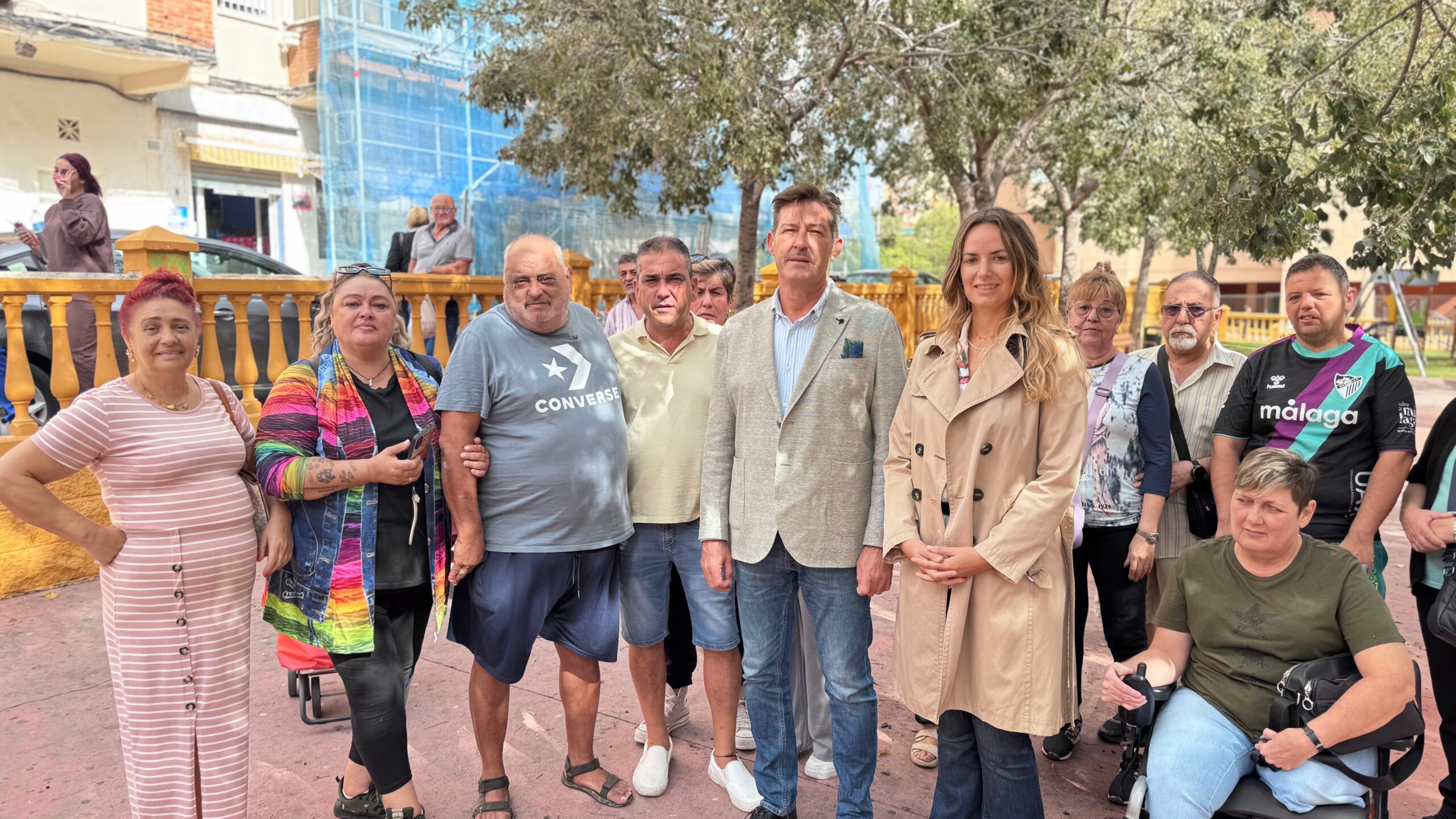 Yoanda Gómez y Antonio Alcázar junto con los vecinos de San Andrés