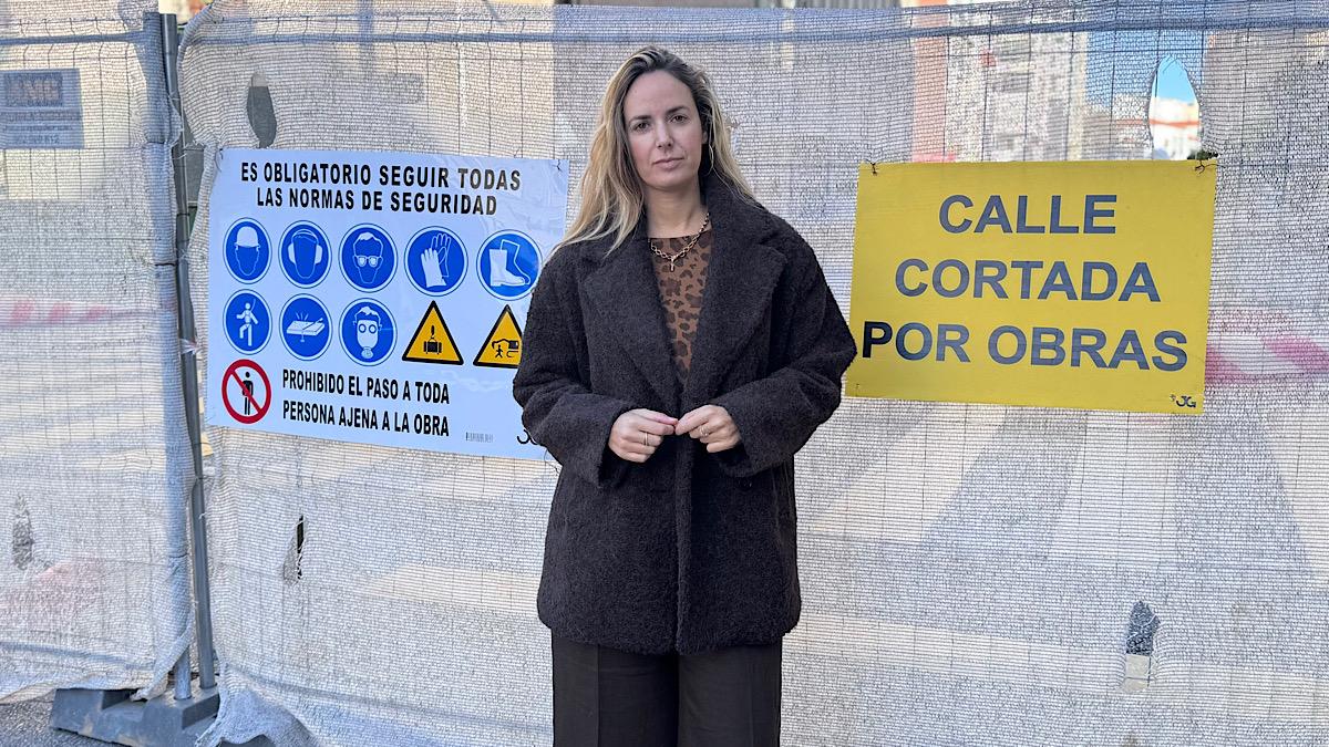 Yolanda Gómez a la entrada de calle Eugenio Gross