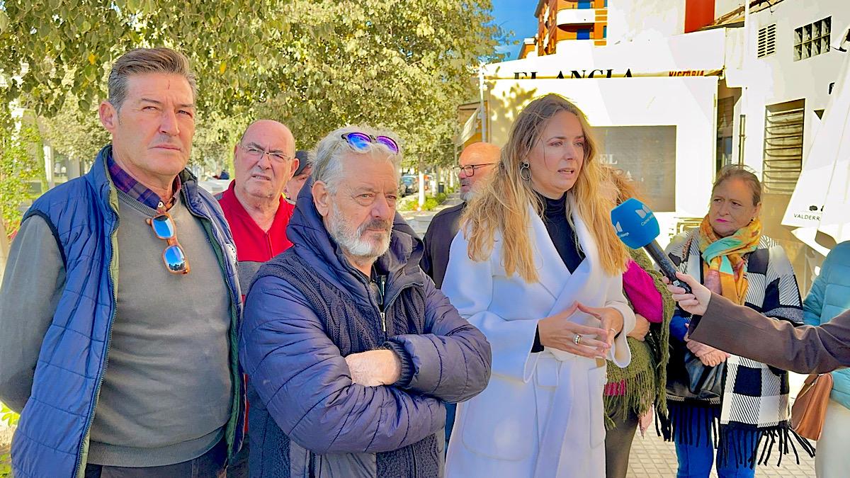 Yolanda Gómez, portavoz adjunta del Grupo Municipal VOX, junto a vecinos de la zona de El Bulto