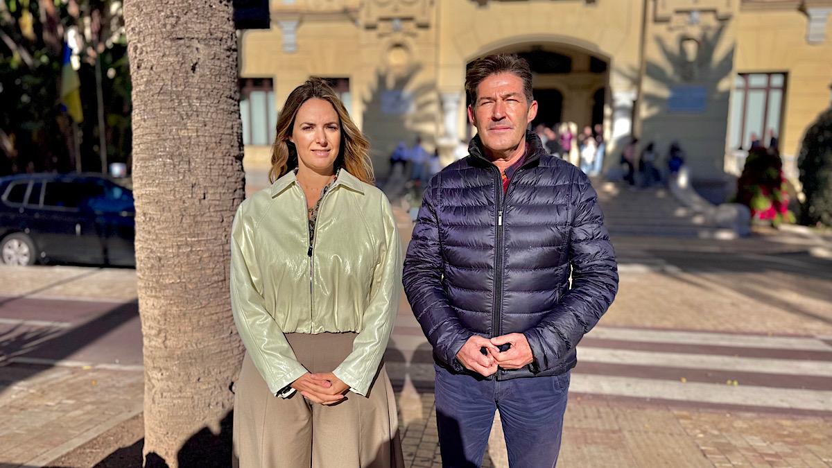 Yolanda Gómez y Antonio Alcázar, frente a las puertas del Ayuntamiento de Málaga