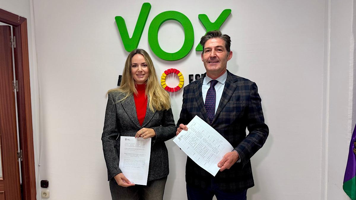 Yolanda Gómez y Antonio Alcázar con las enmiendas presentadas a los presupuestos de 2026