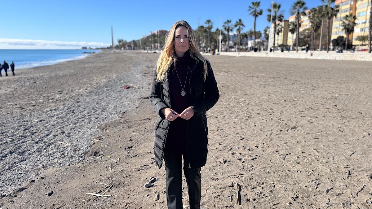 Yolanda Gómez en la playa de Huelin