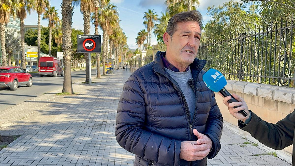 Antonio Alcázar, junto a uno de los carteles que anuncia la Zona de Bajas Emisiones en Málaga