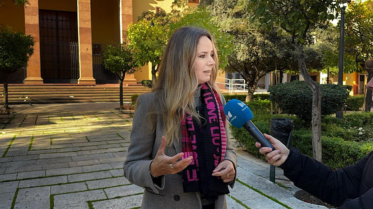 Yolanda Gómez, portavoz adjunta del Grupo Municipal, en la plaza Pio XII de Carranque