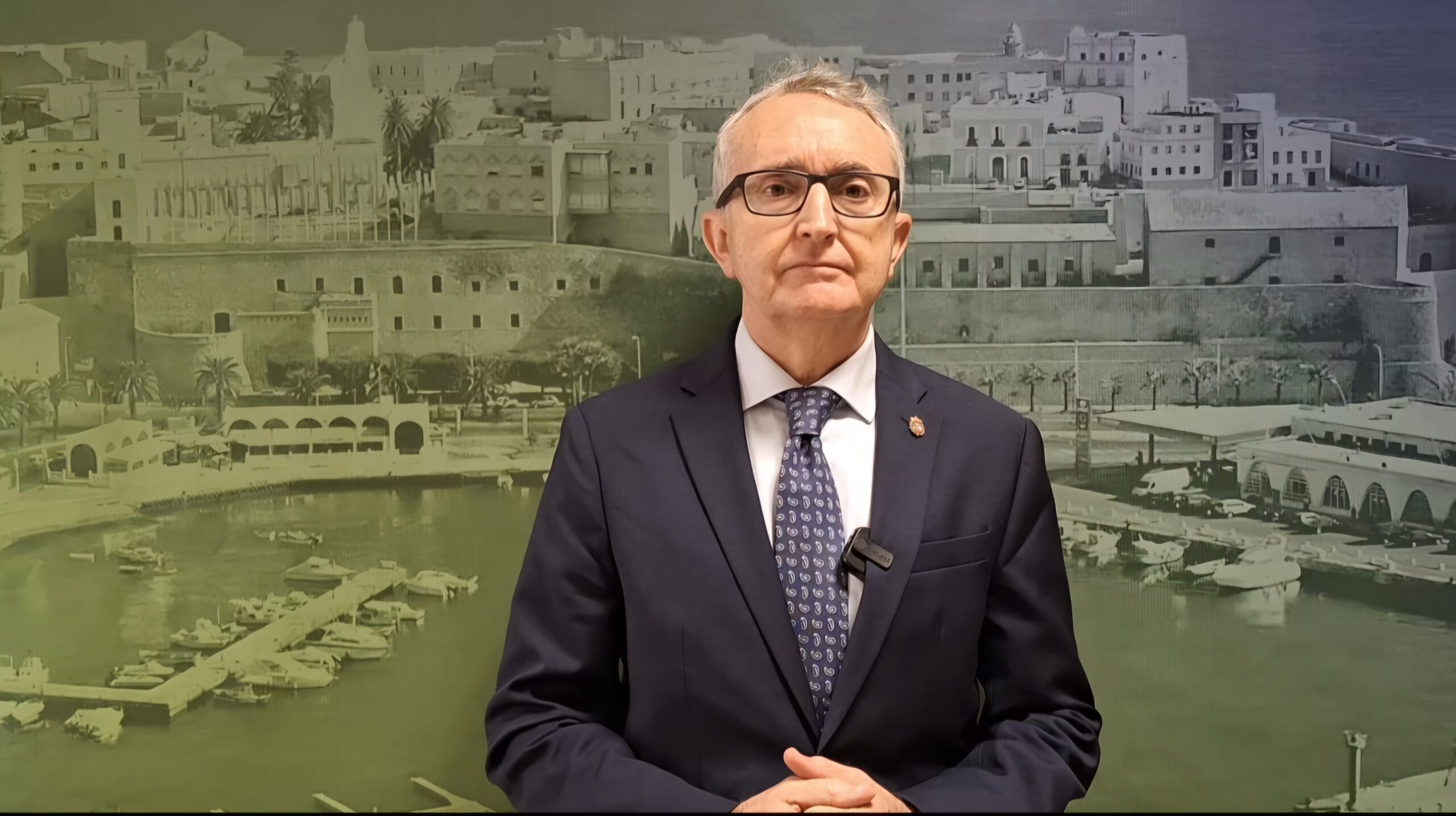 VOX Melilla denuncia que la piscina municipal, tras tres años cerradas por obras sigue sin prestar servicios dignos. Filtraciones de lluvias por techos y paredes, el agua gélida en pleno invierno y duchas fuera de servicios.