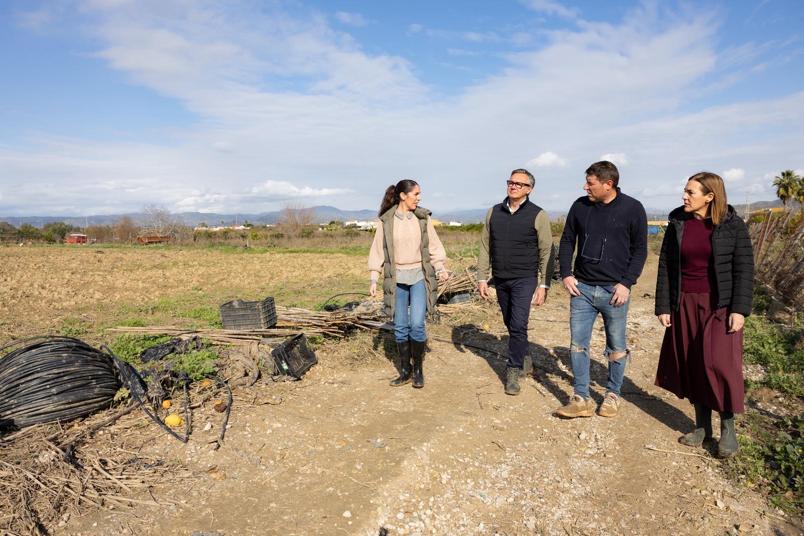 Manuel Gavira junto a Purificación Fernández, Patricia Rueda y uno de los vecinos de la zona de Santa Águeda recorriendo las zonas afectadas por las inundaciones