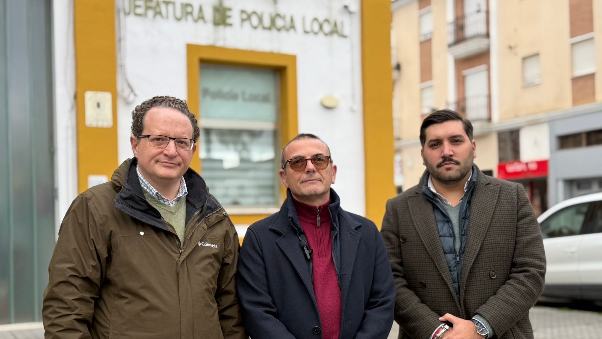 Jacobo Ortiz, concejal VOX en La Carlota, junto al diputado José Ramírez, y al responsable de Intermunicipal, Miguel Castellano.