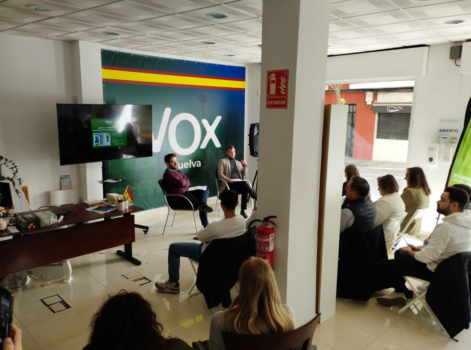 VOX Huelva celebra en su sede provincial una jornada para jóvenes bajo ...