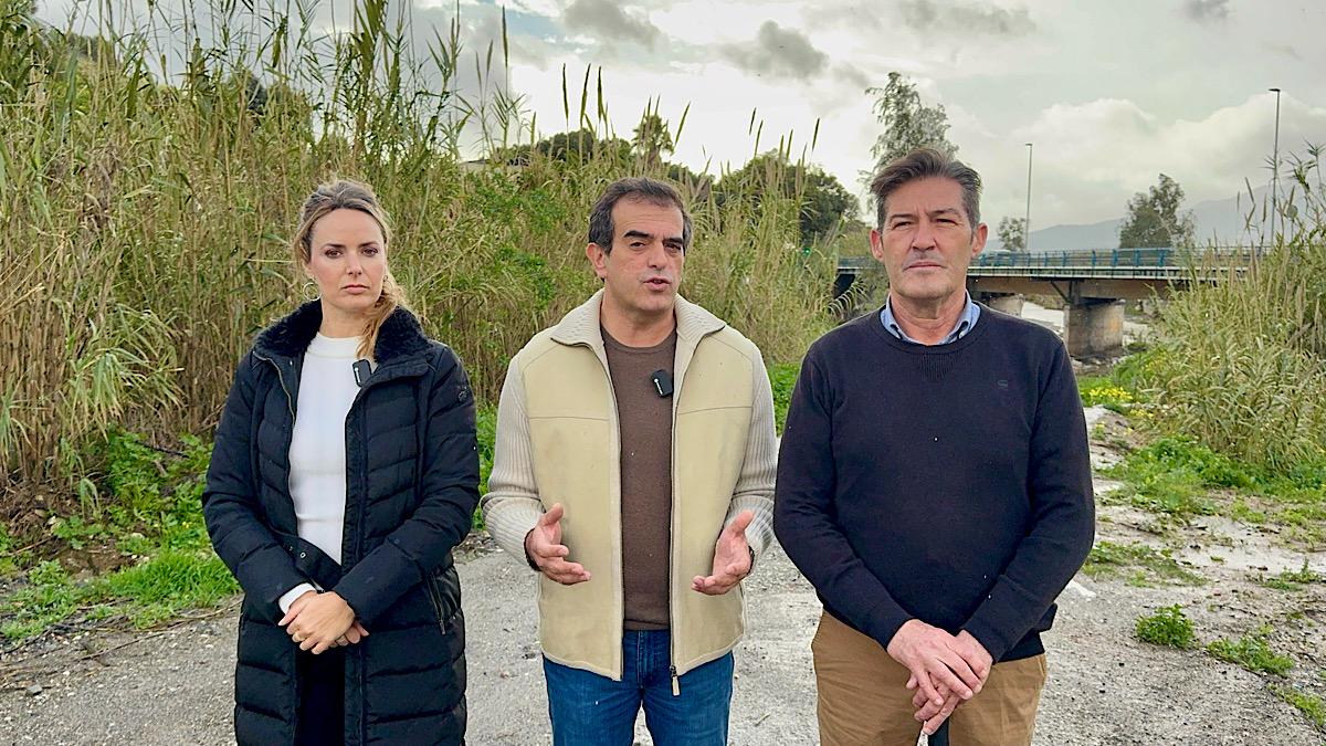 Yolanda Gómez, Antonio Sevilla y Antonio Alcázar junto al río Campanillas