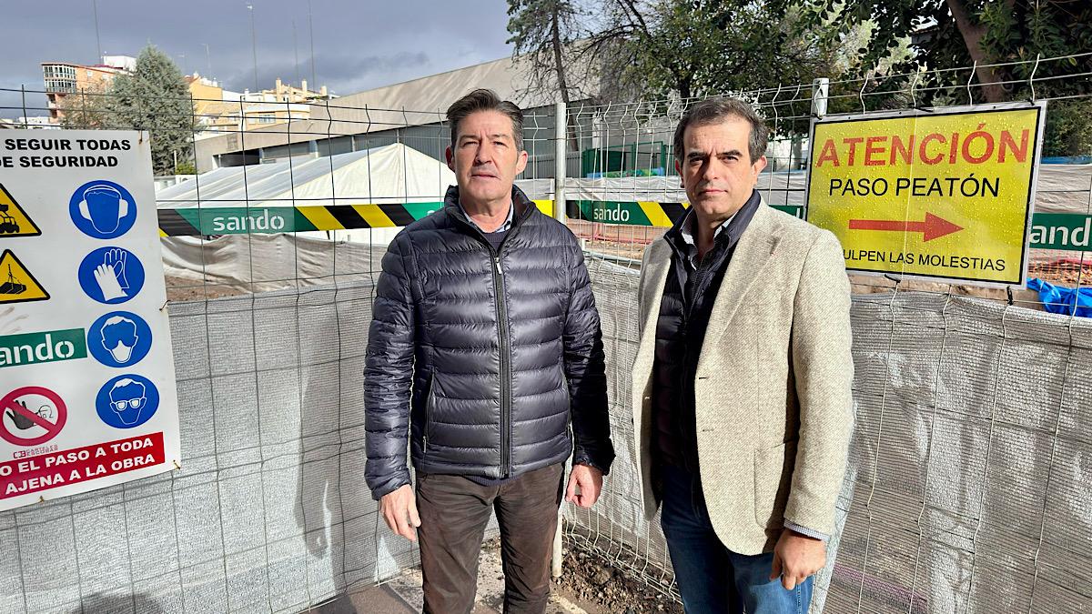 Antonio Alcázar y Antonio Sevilla junto a las obras del metro en calle Hilera