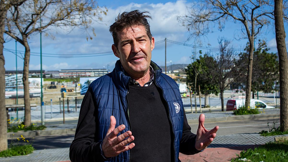 Antonio Alcázar, portavoz del Grupo Municipal VOX Málaga, frente a la nueva urbanización que está realizando frente a los antiguos terrenos del Amoniaco