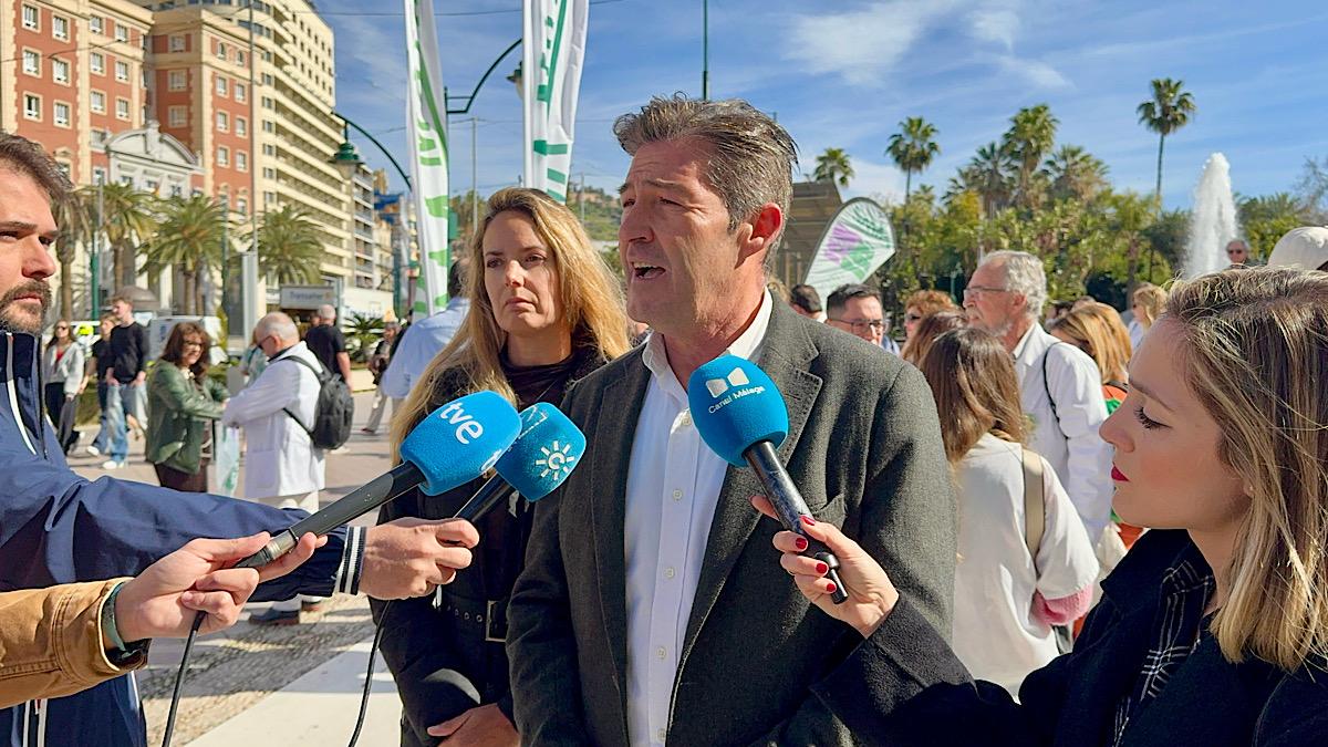 Antonio Alcázar y Yolanda Gómez, en rueda de prensa antes del comienzo de la huelga de médicos