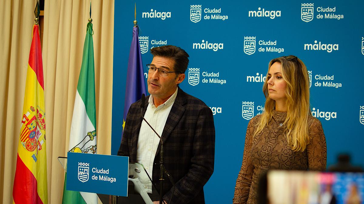 Antonio Alcázar, portavoz del Grupo Municipal VOX Málaga, y Yolanda Gómez, portavoz adjunta, durante la previa Pleno