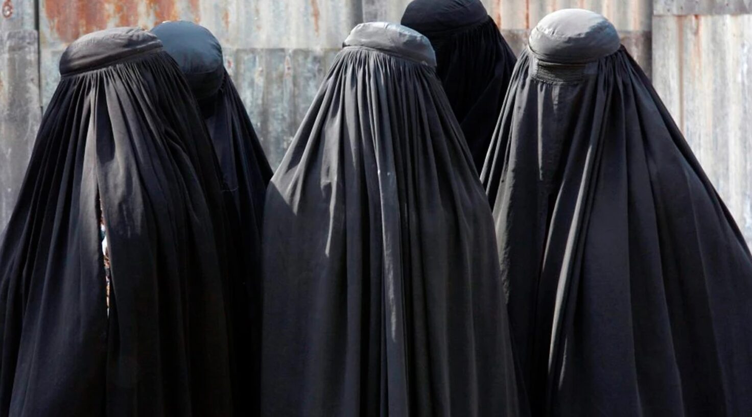 Ofensiva de VOX para prohibir el burka y rechazar la imposición de menús halal en centros públicos de Navarra