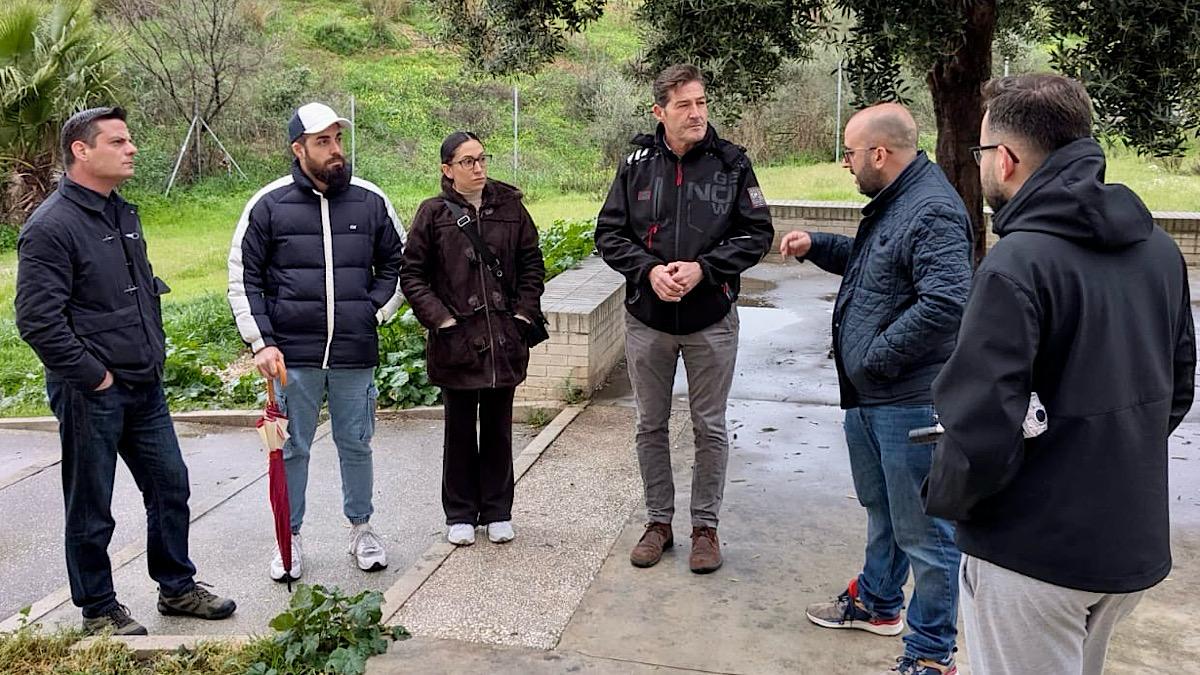 Antonio Alcázar junto con vecinos de Soliva Este