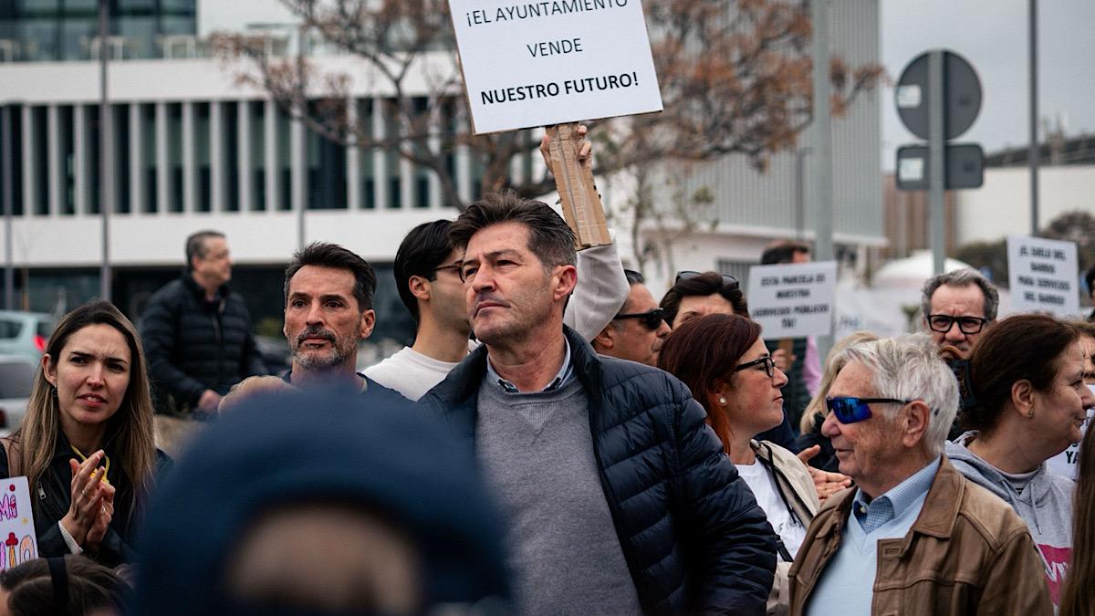 Antonio Alcázar junto a los vecinos de Parque Litoral