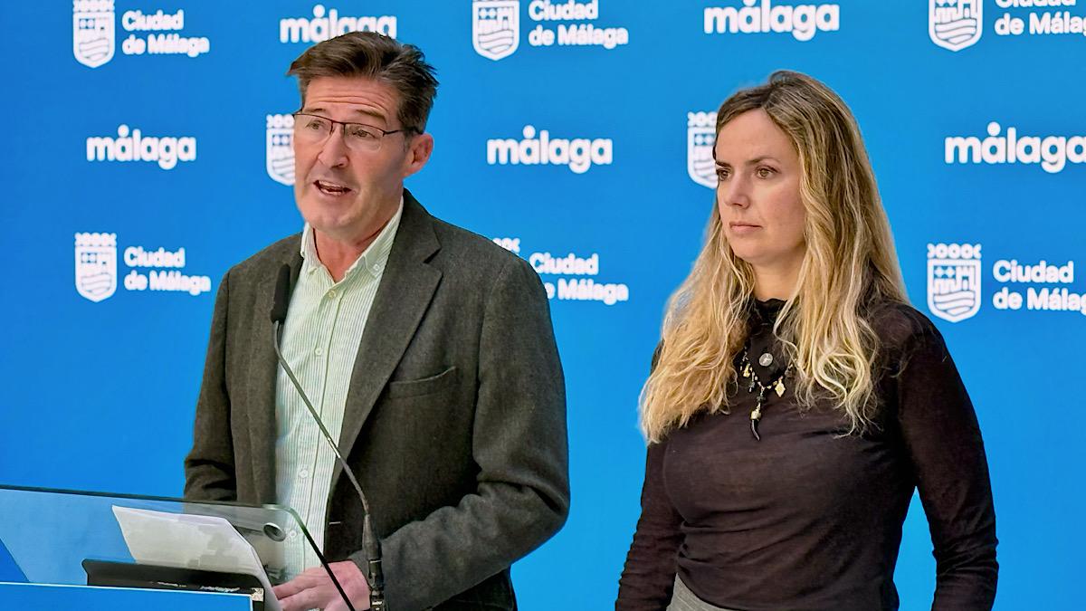 Antonio Alcázar y Yolanda Gómez durante la previa pleno de hoy