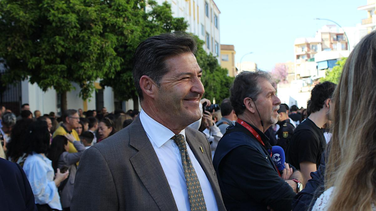 Antonio Alcázar, portavoz del Grupo Municipal VOX Málaga, durante la Semana Santa, hablando con los malagueños