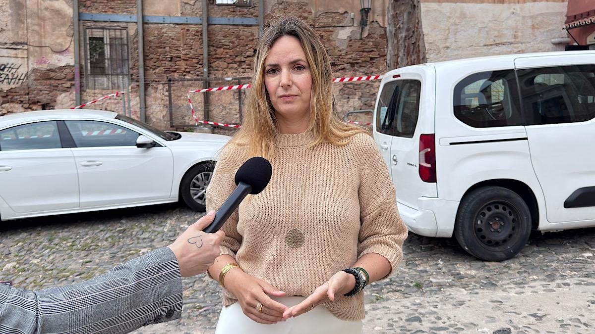 Yolanda Gómez junto al Convento de la Trinidad