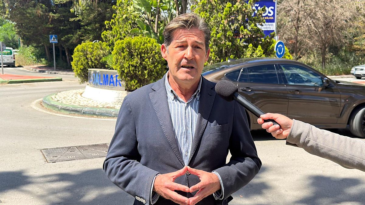 Antonio Alcázar, portavoz del Grupo Municipal VOX Málaga, en la rotonda de Guadalmar