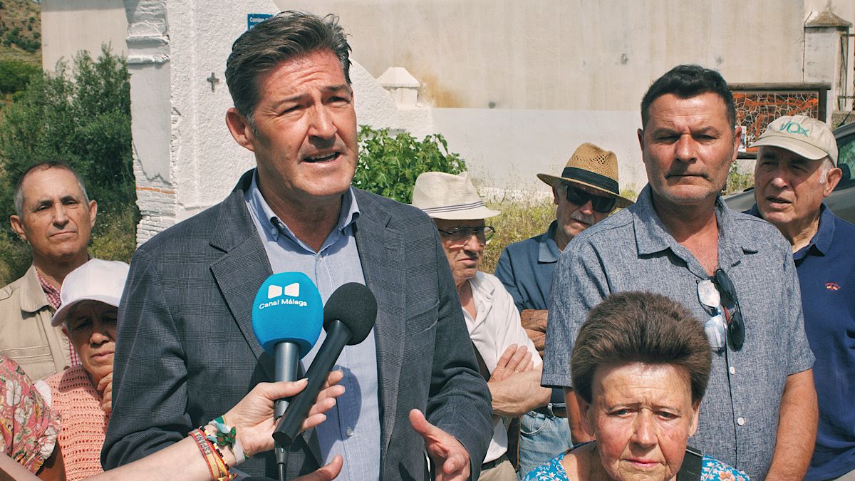 Antonio Alcázar, junto a vecinos de Cerro de Lanzas