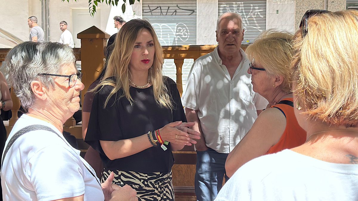Yolanda Gómez junto con vecinos de San Andrés