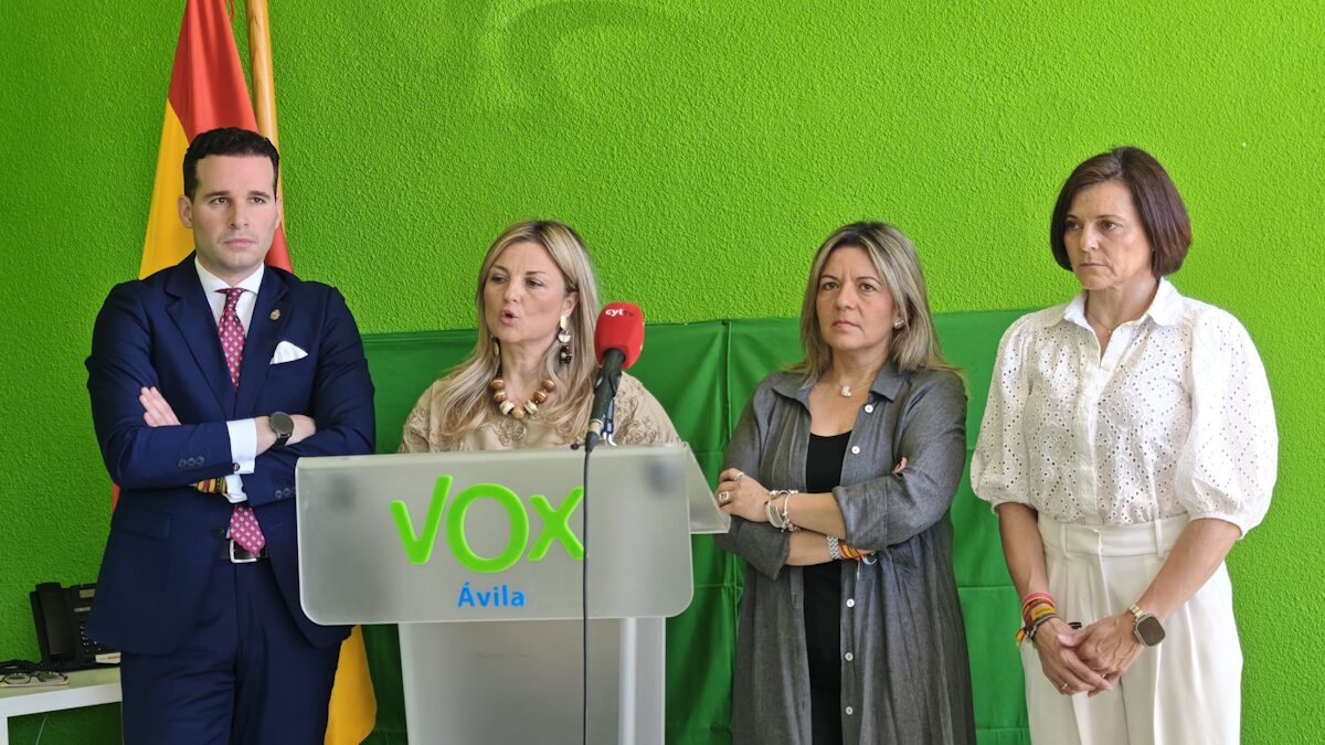 Laura Garcia portavoz GM VOX Ávila, rueda de prensa gasto politico ayuntamiento.