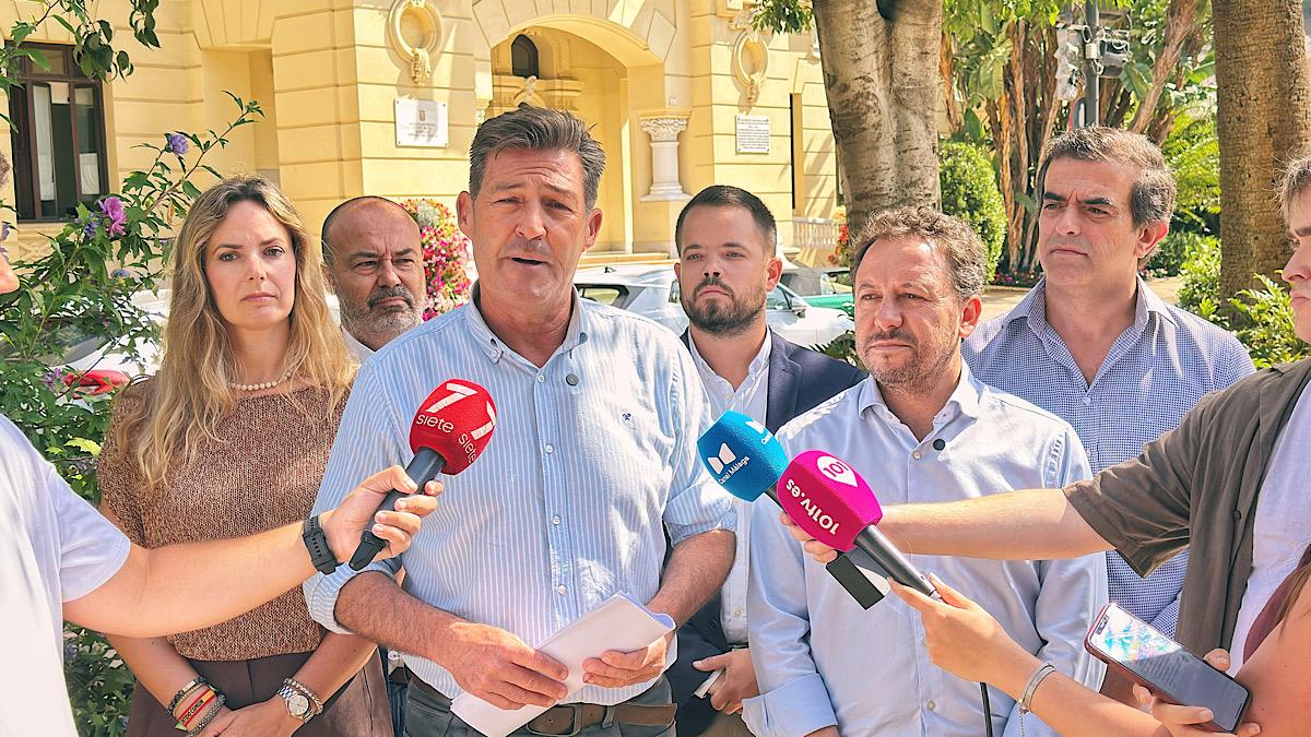 Antonio Alcázar y Jesús Ruiz Ballesteros acompañados de miembros de VOX Málaga en rueda de prensa