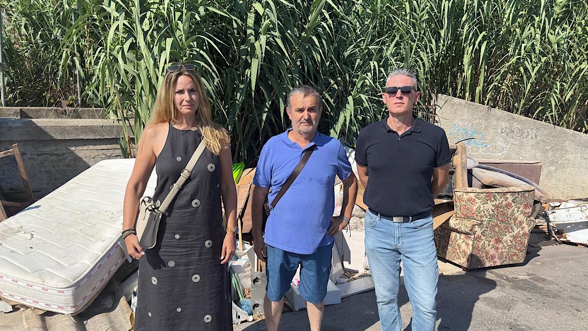 Yolanda Gómez, junto a vecinos de Las Castañetas