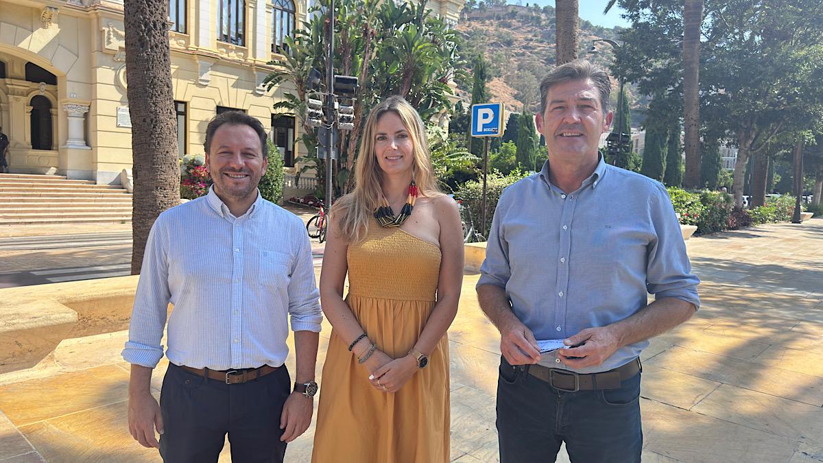 Jesús Ruiz Ballesteros, Yolanda Gómez y Antonio Alcázar a las puertas del Ayuntamientos de Málaga