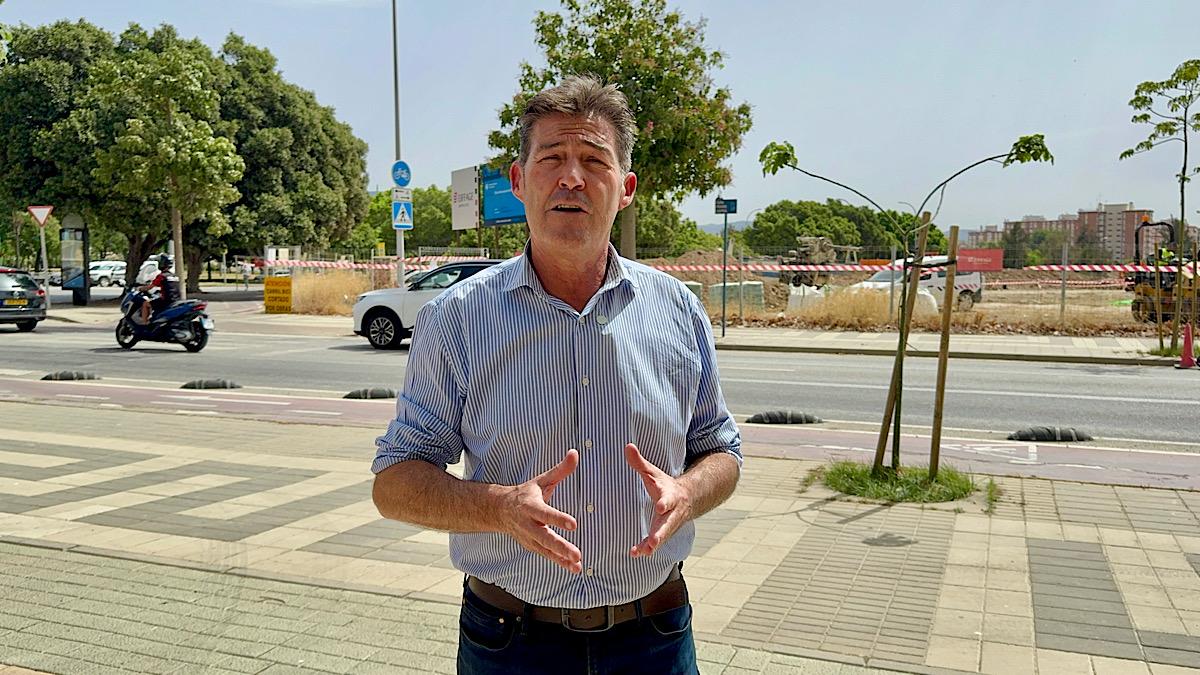 Antonio Alcázar frente a la nueva comisaría que están haciendo en Teatinos