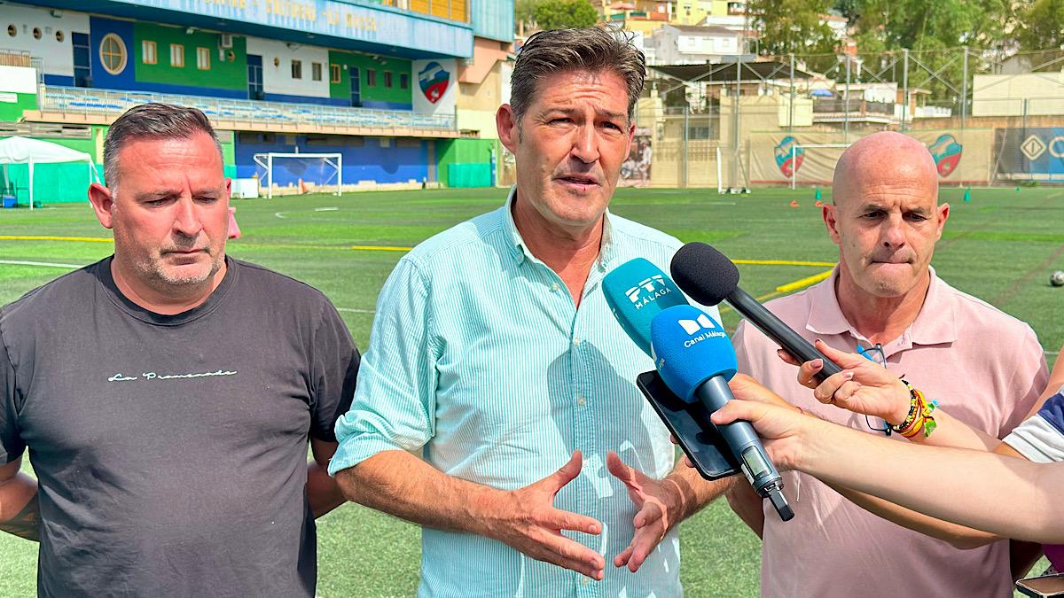 Antonio Alcázar junto a miembros de la Junta Directiva de La Mosca