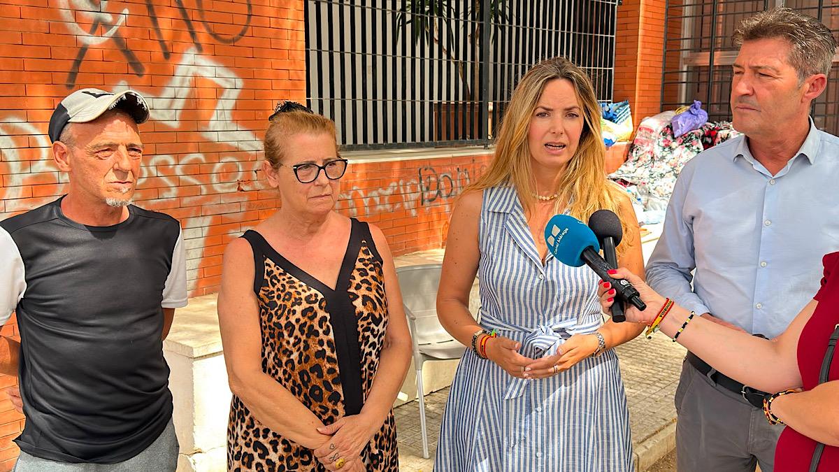 Yolanda Gómez y Antonio Alcázar junto a Antonia y a Francisco, dos hermanos obligados a vivir en la calle por la okupación ilegal de su vivienda