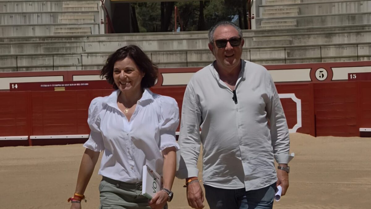 Sara Beltrán y Félix Sanz visitan la Plaza Toros de Arévalo para denunciar la situación de la feria taurina tras la no adjudicación del pliego
