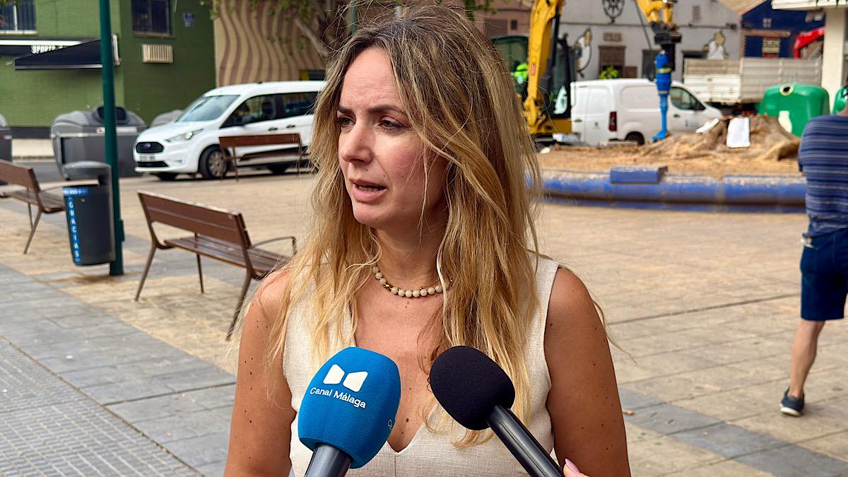 Yolanda Gómez, junto a unos de los arboles cortados recientemente en la barriada de La Paz