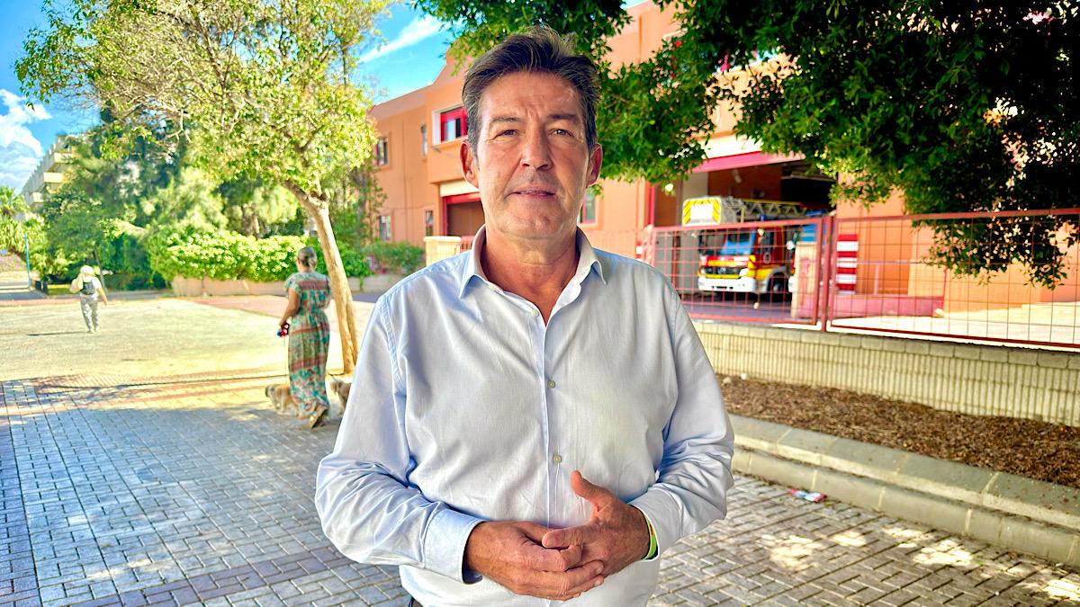 Antonio Alcázar junto al Parque de Bomberos de Las Pirámides