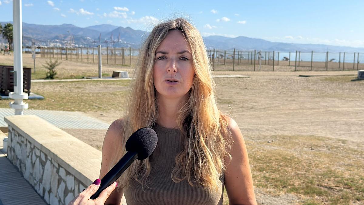 Yolanda Gómez, junto a la playa de la Misericordia, una de las playas cerradas el pasado mes de agosto