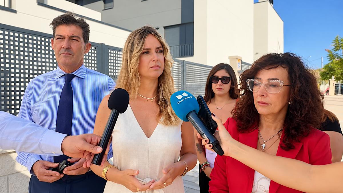 Antonio Alcázar, Yolanda Gómez y Rocío Marín, en ruedo de prensa, con vecinnnos afectados