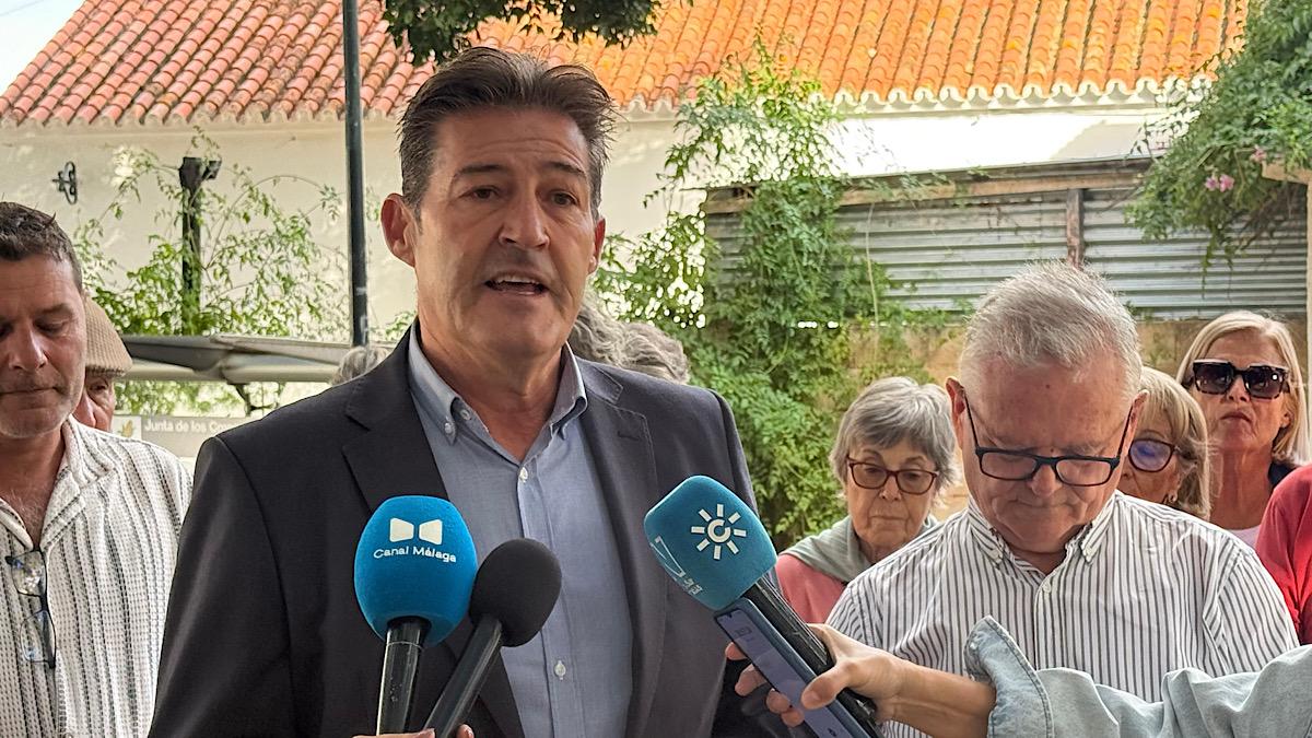 Antonio Alcázar, junto a los vecinos de Junta de los Caminos, durante la rueda de prensa