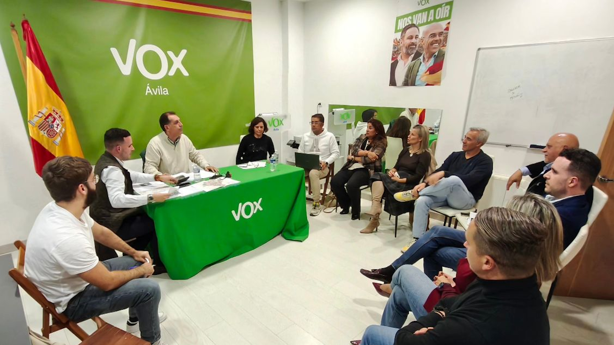Reunión de trabajo con el equipo de campaña de VOX Ávila junto a nuestros candidatos, Samuel Vázquez, Sara Beltrán y Lorenzo Serapio